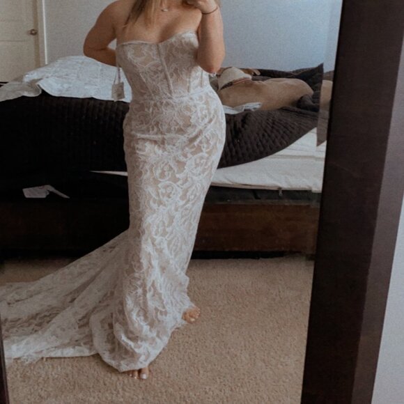 DB Studio Ivory Bisque Lace Sheath Wedding Dress with Detachable Sleeves, Size 6 - Picture 9 of 16